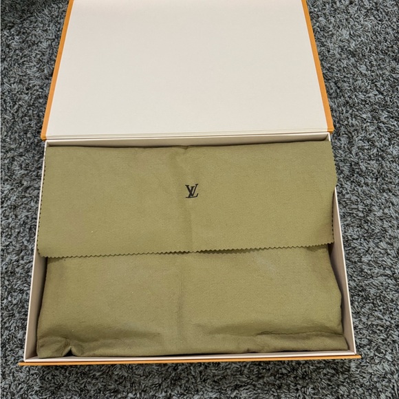 AUTHENTIC LOUIS VUITTON Grey Wool/Silk Logomania Scarf - Picture 5 of 9